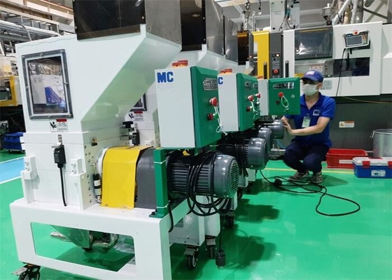 Sprues Ve Kusurlar Düşük Hızlı Plastik Kırma Öğütücü 2.2KW Beyaz Renk OG-3LS
