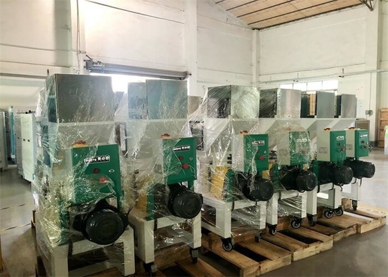 Sprues Ve Kusurlar Düşük Hızlı Plastik Kırma Öğütücü 2.2KW Beyaz Renk OG-3LS