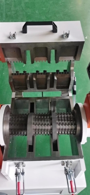 Sprues Ve Kusurlar Düşük Hızlı Plastik Kırma Öğütücü 2.2KW Beyaz Renk OG-3LS